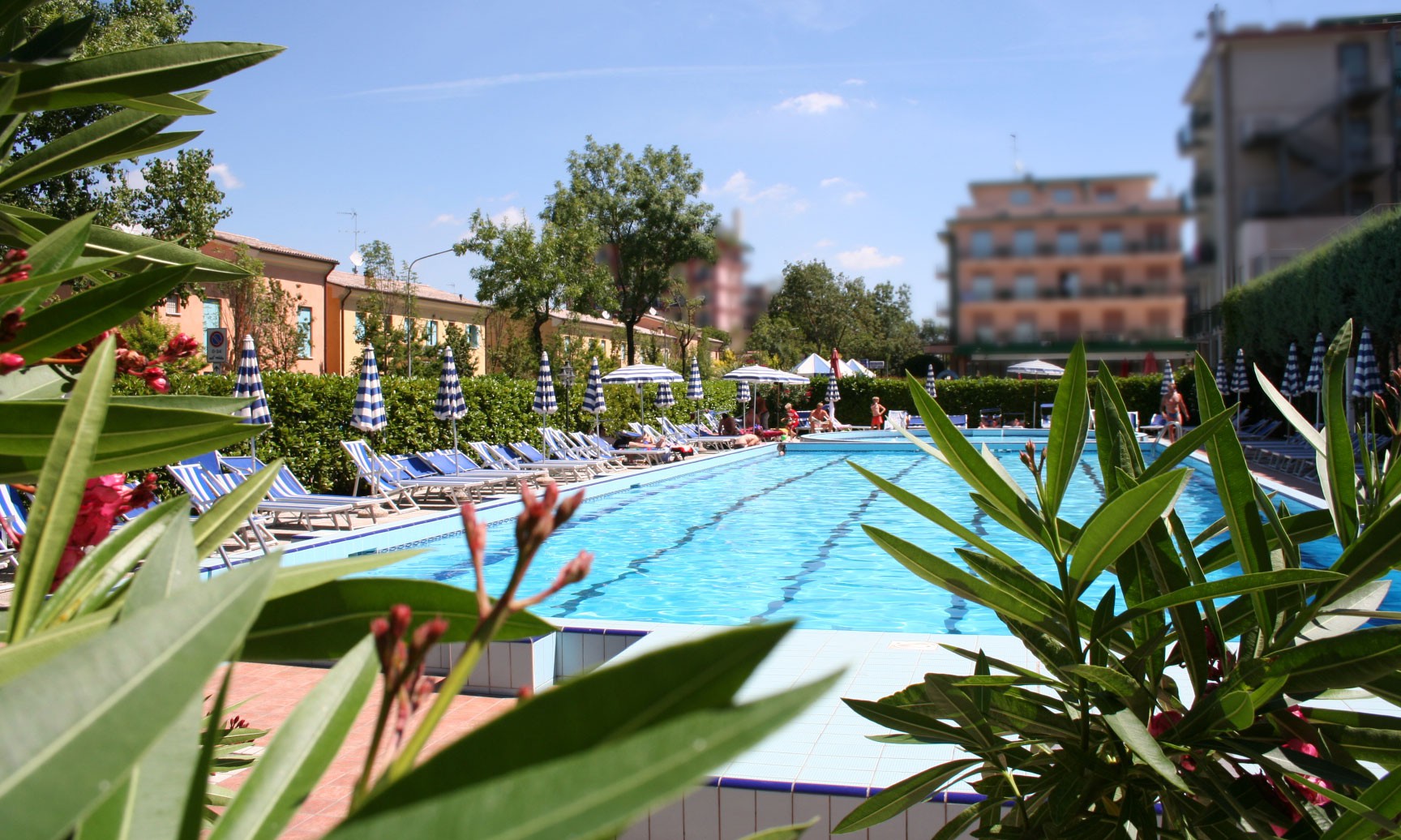 Piscina Hotel Galles Jesolo con Lettini ed Ombrelloni